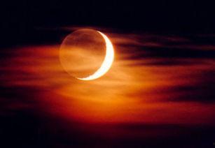 错将旧月当新月,误将旧月当新月的奇妙误会